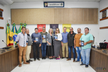 Foto - Câmara concede Certificado de Reconhecimento à Roseli Schneider